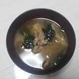 舞茸とわかめの味噌汁